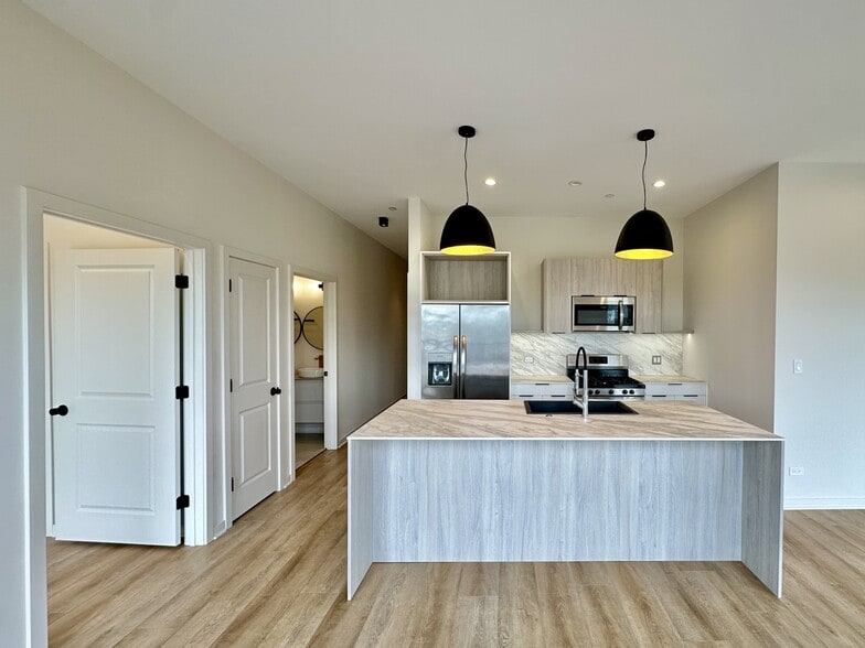 Building Photo - 6340 W Belmont Ave