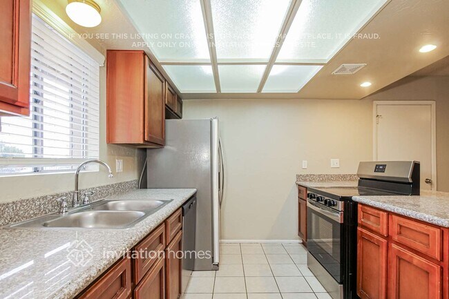 Building Photo - 5942 W Whitton Ave