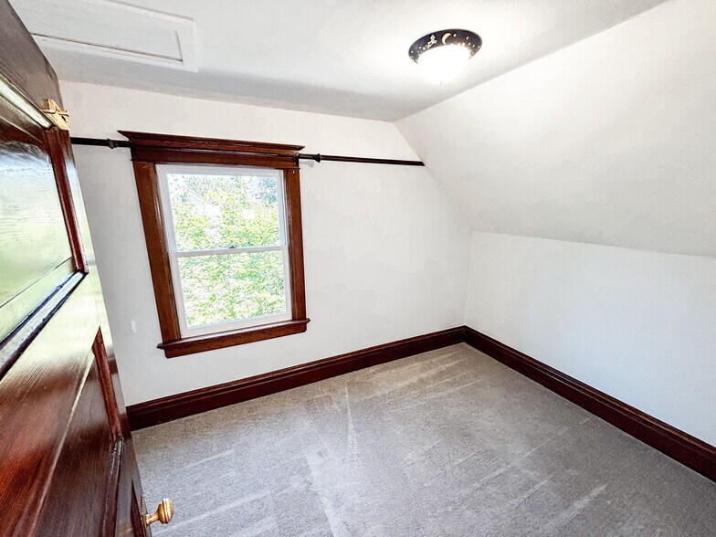 2nd Bonus room - 527 NE Fargo St