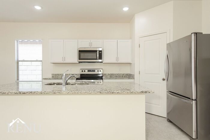 Building Photo - 35326 W San Capistrano Ave