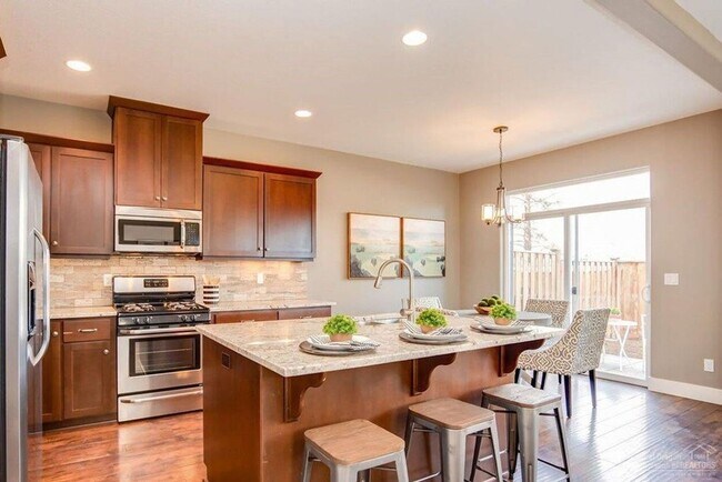 Building Photo - 3 Bedroom + Flex Space in Central Location - Close to Old Mill!