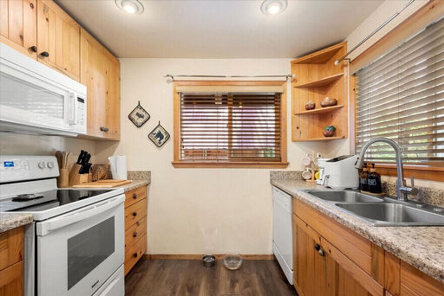 Building Photo - 321 Paradise Dr