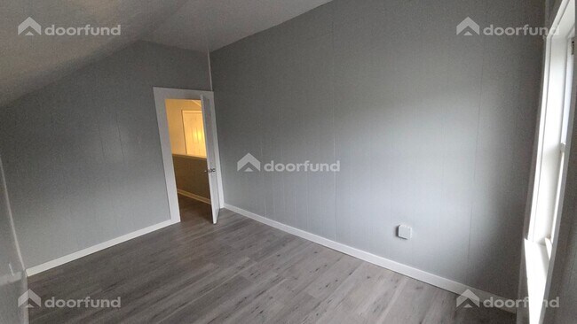 Building Photo - 418 River St