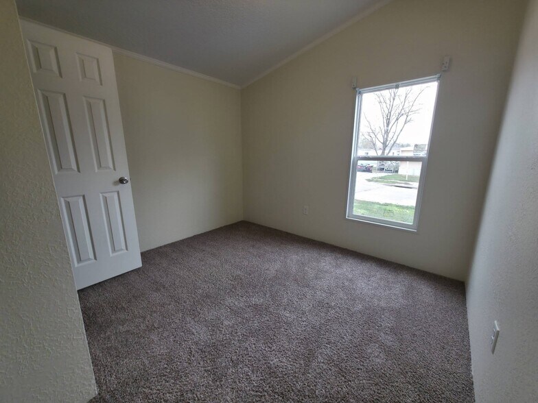 Building Photo - 1309 W Plum St