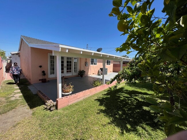 Building Photo - 3 Bedroom 2 Bath Well Kept Traditional Hom...