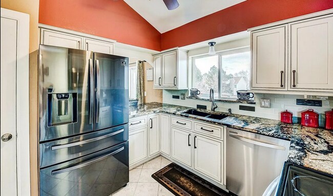 Building Photo - Huge room in a large shared home, private bathroom, great neighborhood, friendly roommates!