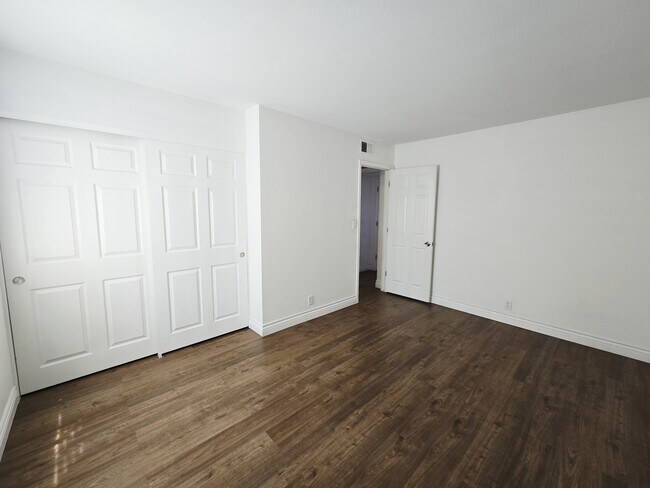 Building Photo - 5081 River Glen Dr