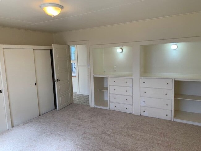Building Photo - Two Bedroom Duplex