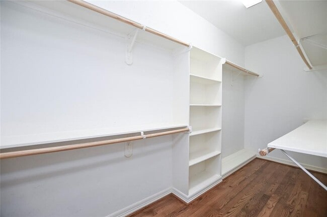 Building Photo - Gorgeous Contemporary Three Bedroom!