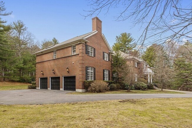 Building Photo - 451 Wellesley St