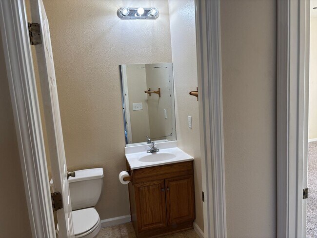 Building Photo - Cozy 2 Bed, 2 Bath Home