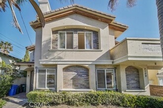 Building Photo - 2109 Vanderbilt Ln