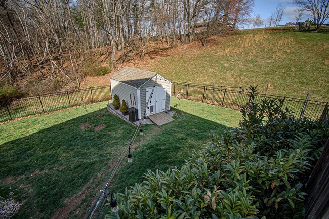 Building Photo - Spacious Home with Hot Tub, Fenced Yard an...