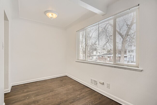 Building Photo - Bright and open updated duplex located in a prime area of Rosedale!