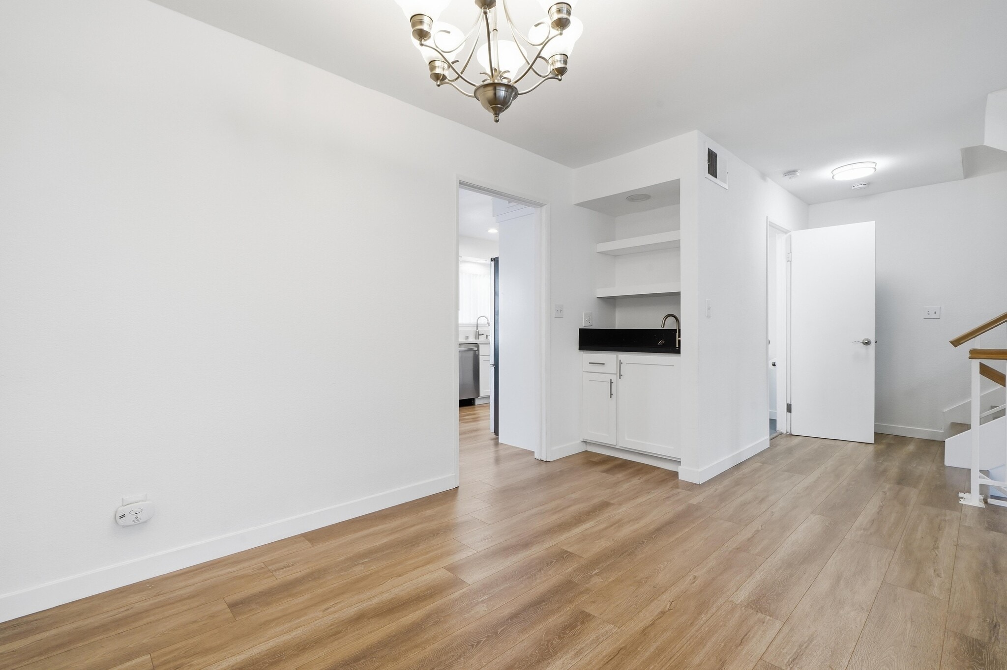 Building Photo - 9000 Vanalden Ave