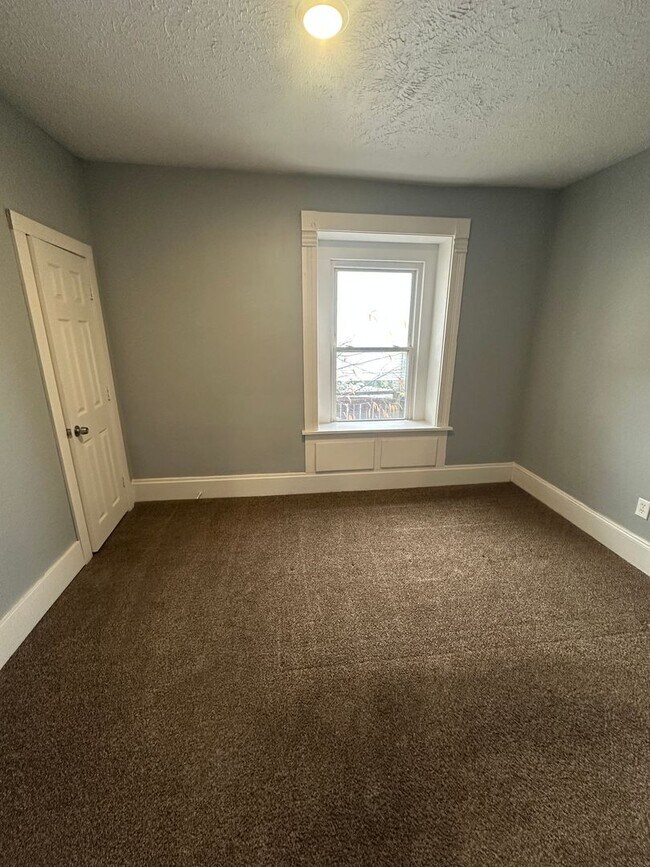 Building Photo - 4 Bed / 2 Bath Sunroom, Updated Kitchen & Spacious Layout!