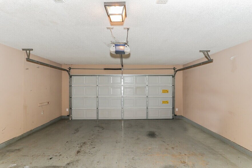 Building Photo - 6903 Wrenwood Dr