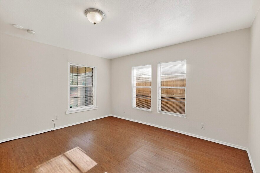 Building Photo - 5645 Santa Fe Ave