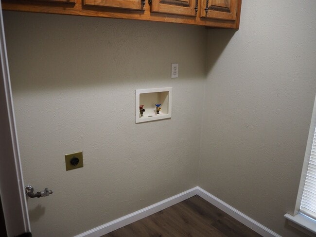 Building Photo - 1934 Maxwell Dr