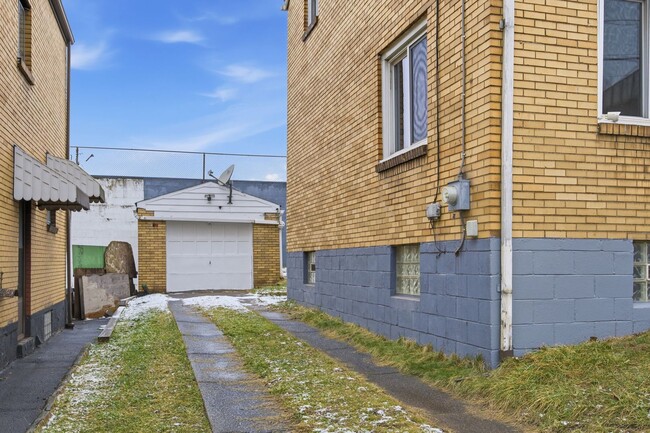 Building Photo - Newly renovated 3 bedroom all brick home in North Braddock!