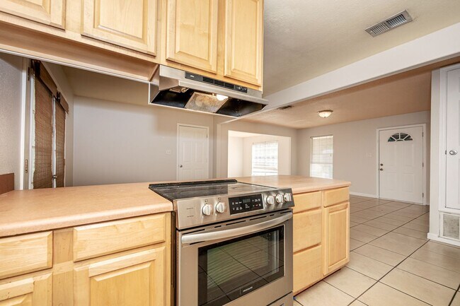 Building Photo - 2840 Gardendale Ave