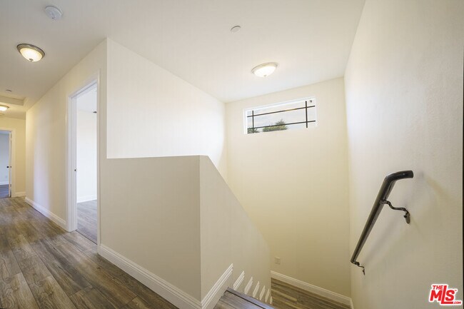 Building Photo - 154 E 84th Pl