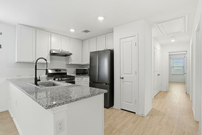 Building Photo - Single-Story 3/2 Rental Near Lackland Air Force Base | No Carpet | Fridge Included |