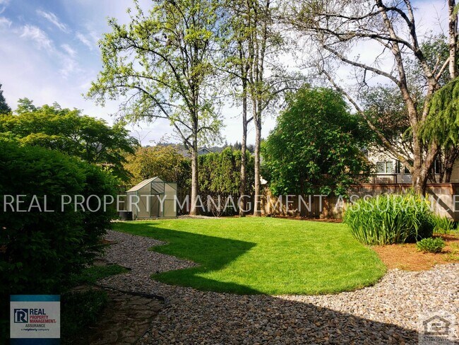 Building Photo - Charming 3 Bedroom Home With A 2 Car Garage!!