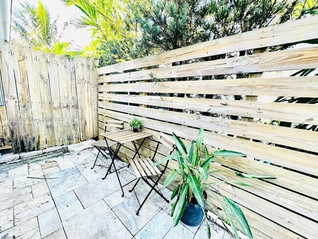 Building Photo - 1004 N 16th Ave