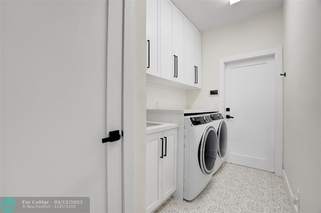 Building Photo - 2563 Jardin Ln