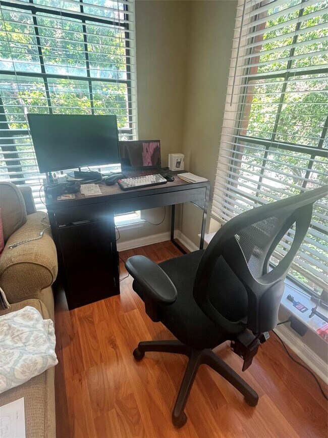 Building Photo - 712 W 21st St