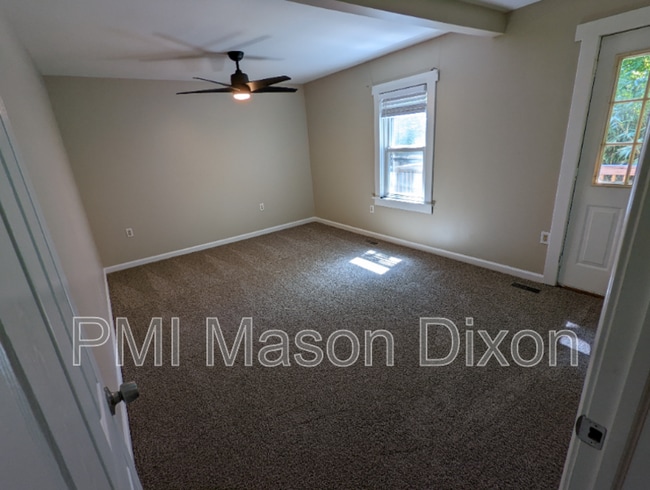 Building Photo - 944 Fern Trail