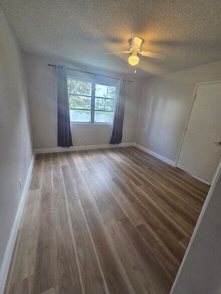 Master bedroom - 2222 N Cypress Bend Dr