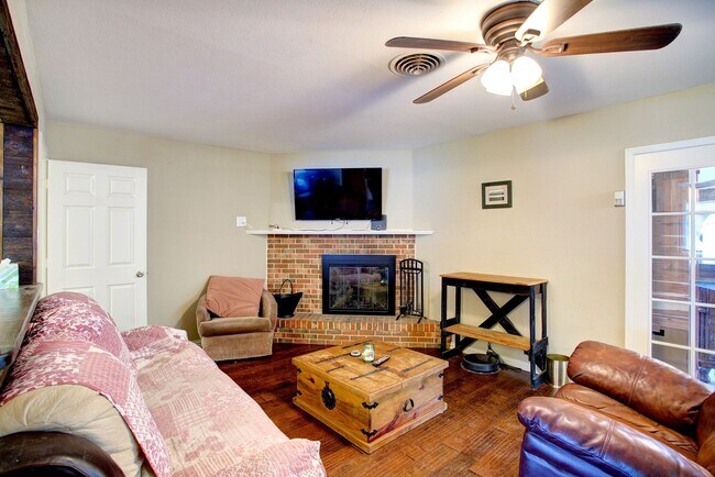 Building Photo - 4 Bd, 2 Ba for Lease | N. Arlington