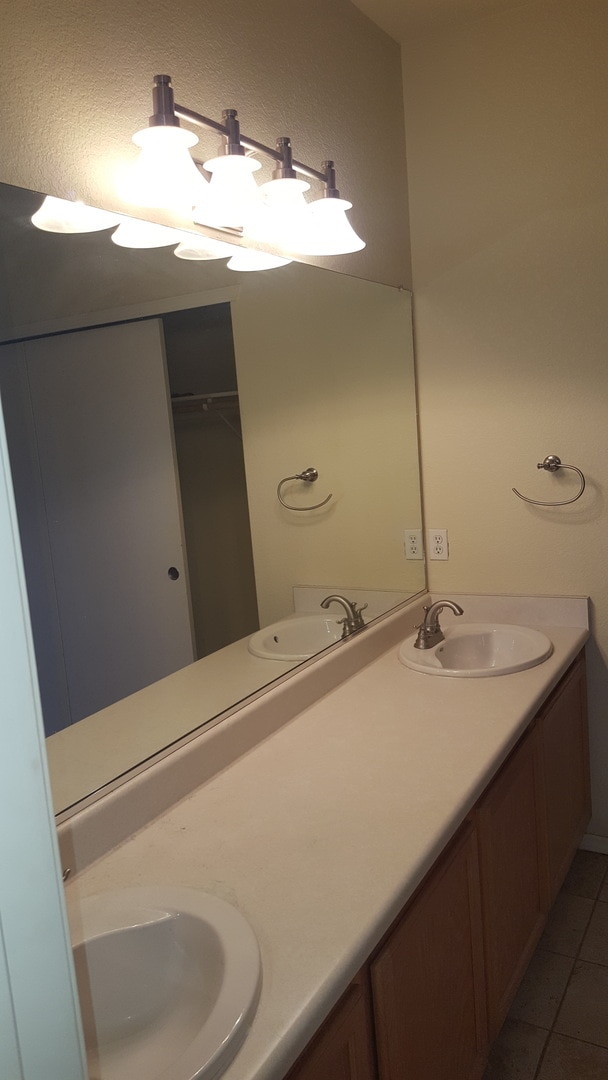 Building Photo - VISTA DEL NORTE 3 Bedroom 2 Bath  2 Car Garage