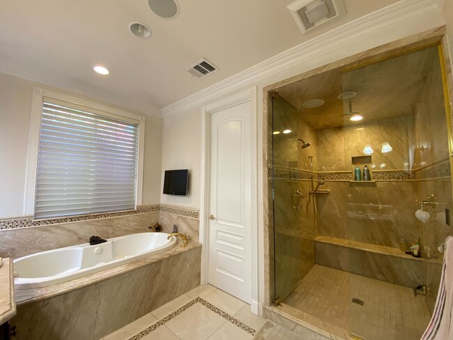Building Photo - Gorgeous, Luxury and Furnished 3 bed 3 bat...