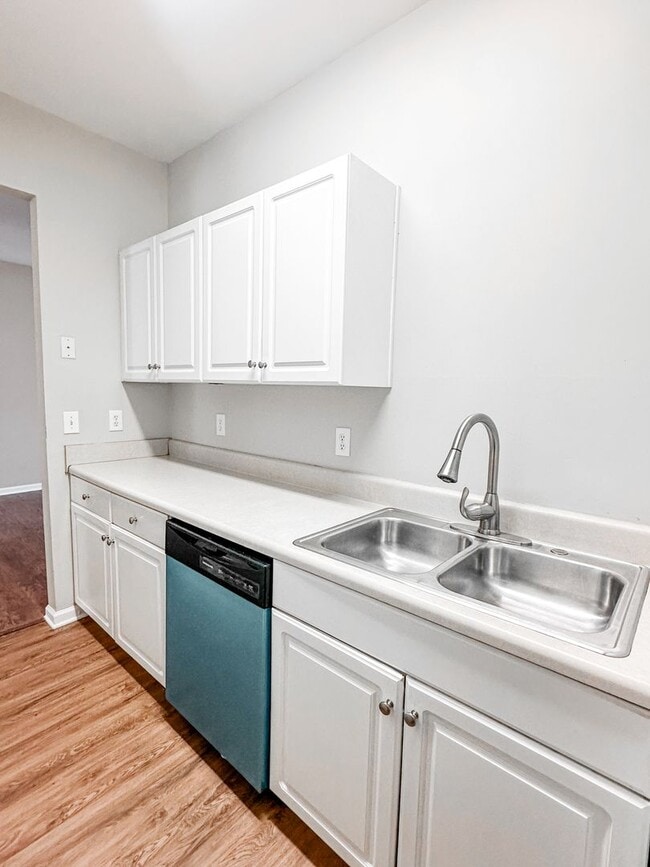 Building Photo - 3/2.5 Townhome in great Oakwood location