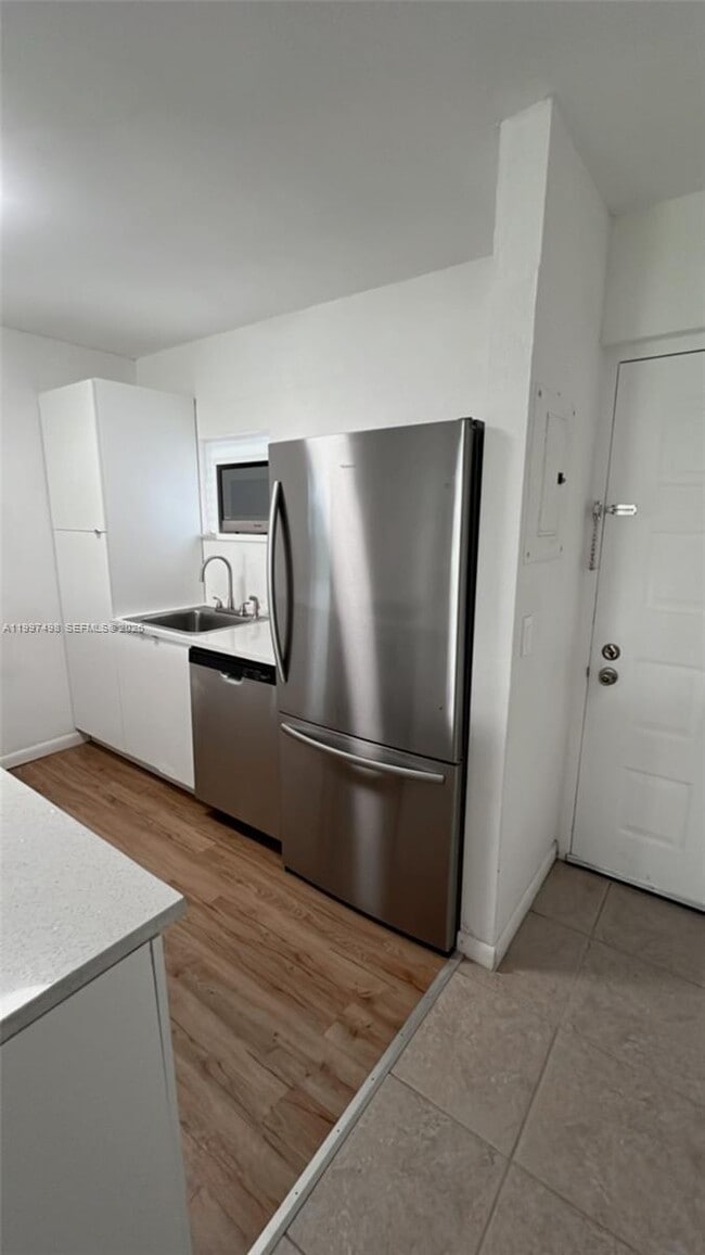 Building Photo - 8215 Lake Dr