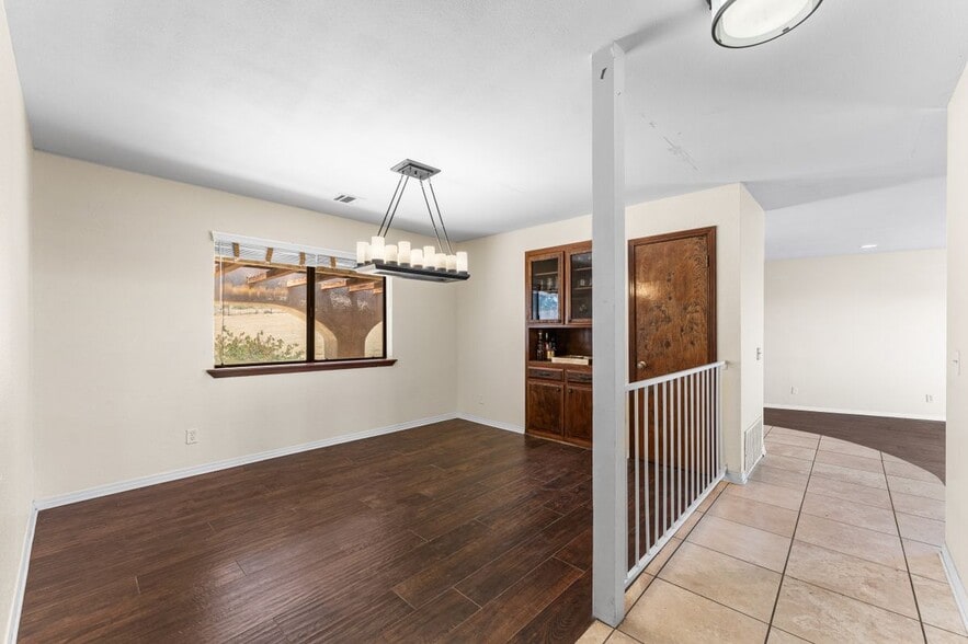 Building Photo - 1055 Lakeview Dr
