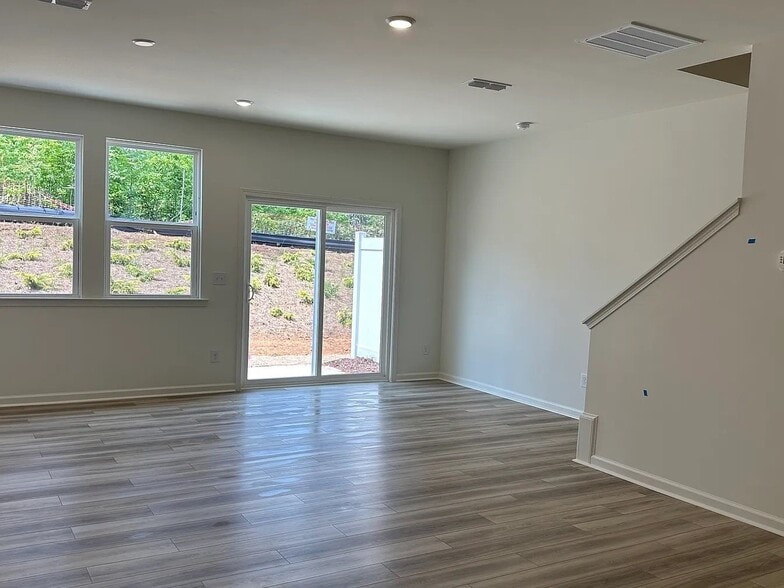 Building Photo - 169 Parker Ln