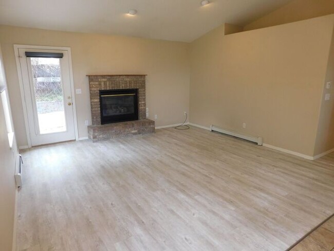 Building Photo - 3 bedroom home with fenced yard and garage...