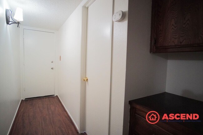 Building Photo - Cozy Southwest 3 Bedroom 2 Bath Home Comin...