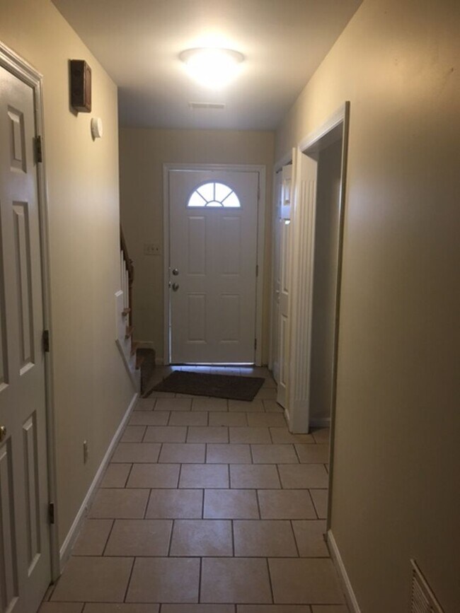 Building Photo - Mt Tabor Townhome Duplex         250520