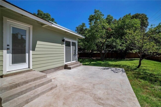 Building Photo - 1502 Villanova Dr
