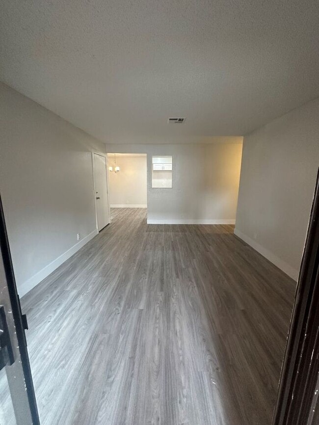 Building Photo - Beautifully Remodeled 1-Bedroom Condo in Desert Shores!