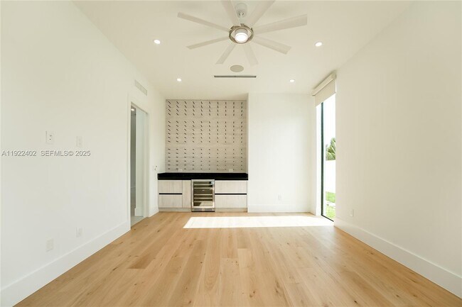 Building Photo - 333 NE Spanish Ct