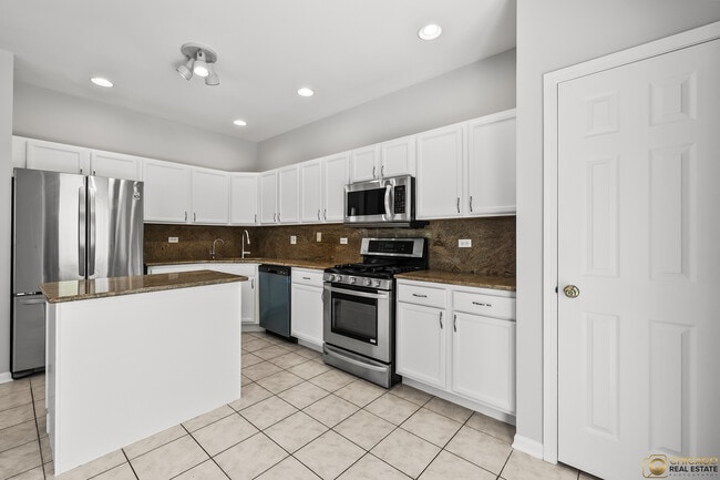 Building Photo - 600 Creekside Cir