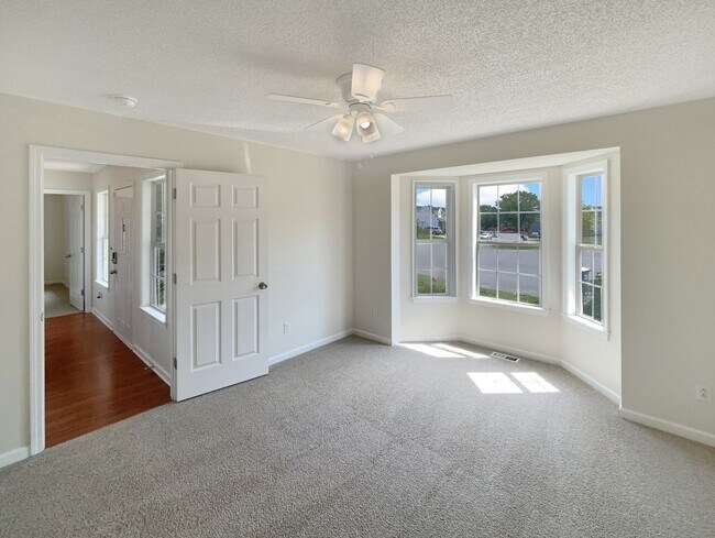 Building Photo - Cute 2 Bedroom 2 Bath Home with a 2 Car Garage!