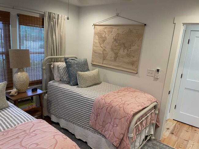 Building Photo - Old Village Cottage - 1.5 Blocks to Pitt Street Bridge