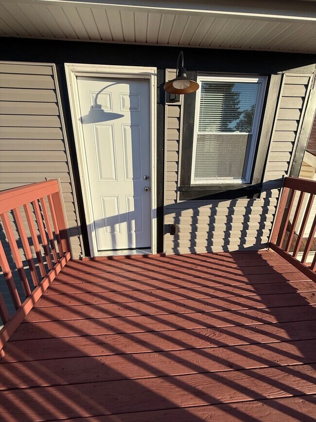 Building Photo - Updated 3BR 1.5 bath house with office/ of...